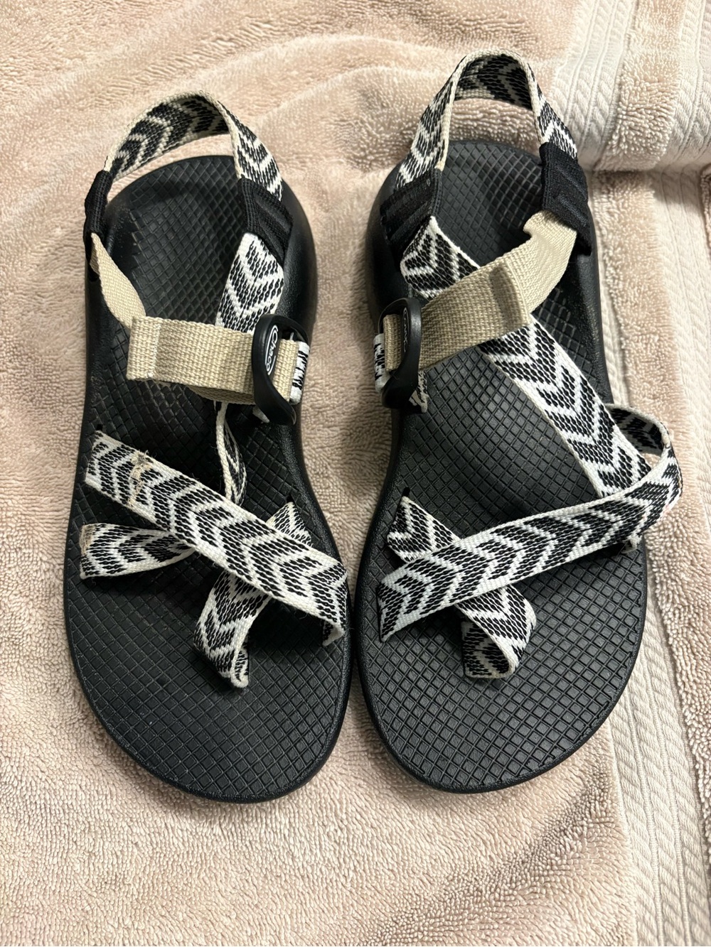 Chaco Women's Black & Cream Patterned Strap Sport Sandal W6